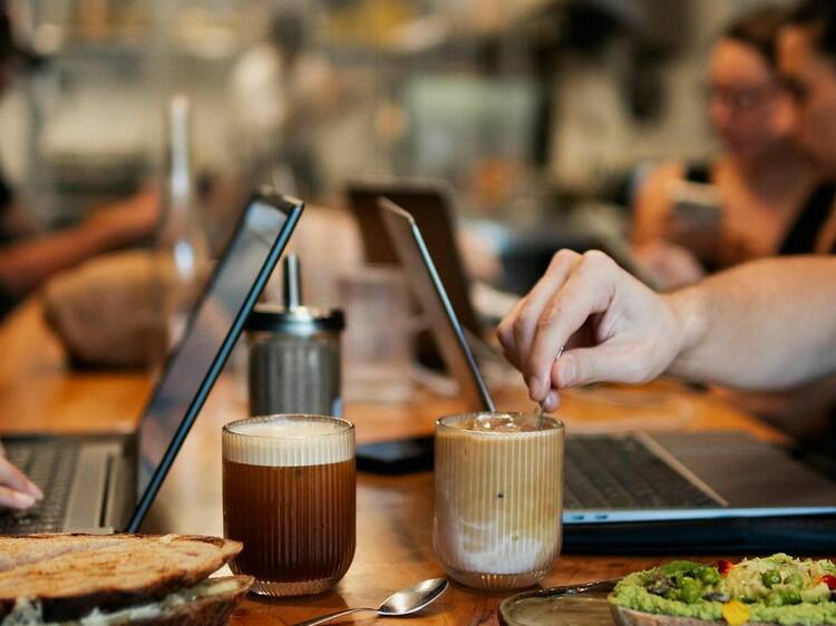 Funes trabaja con aroma a café: bares llenos de notebooks y videollamadas impulsan un fenómeno que crece